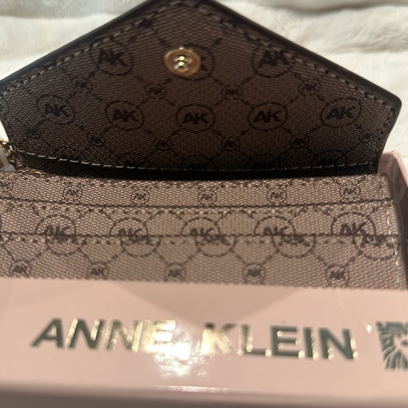 NWT Anne Klein Brown Boxed Card Case with Key ring. - Picture 5 of 8